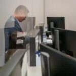 Pourquoi faire appel à un auto-entrepreneur pour remplacer votre personnel à Pau ? un homme est face au comptoir d'une hôtesse d'accueil dans une entreprise