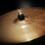 photo cadrée sur une cymbale