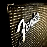 photo recadrée sur la marque d'un ampli Fender