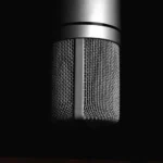 photo noir et blanc recadrée sur un micro de studio