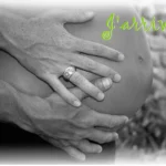 faire-part de naissance, photo noir et blanc centrée sur le ventre entouré par les mains des parents, texte "j'arrive !"