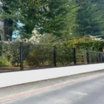 photo d'un terrain avec mur blanc et clôture à Pau, commande de simulation de mur de délimitation pour dossier urbanisme (3)
