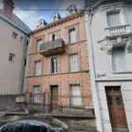 photo d'une maison de rue en briques rouges sur 3 étages