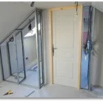 rails et montants de cloison sous mansarde en construction