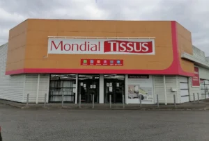 photo de la devanture du magasin Mondial Tissus à Lescar (64)