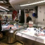 photo de la vitrine réfrigérée de la poissonnerie d'Intermarché à Lescar