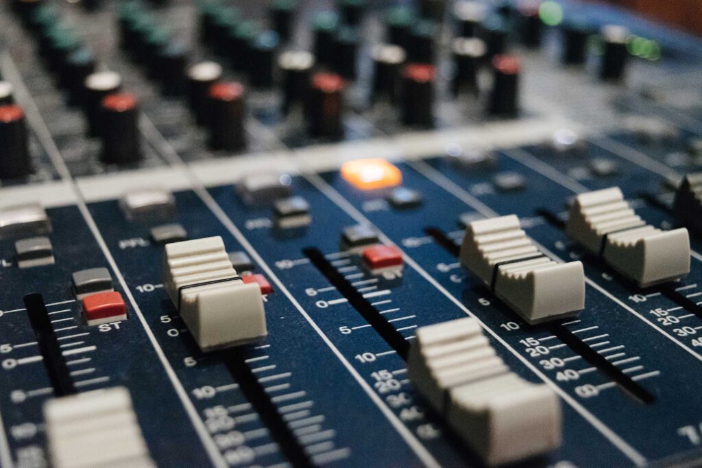 zoom sur une console analogique de mixage