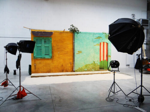 plateau studio d'une décor : murs, porte et fenêtres style provençal