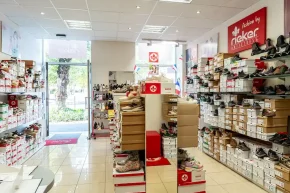 photo de l'intérieur du magasin de chaussures Ricker à Pau (64000)